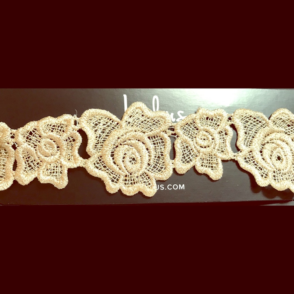 Floral choker.